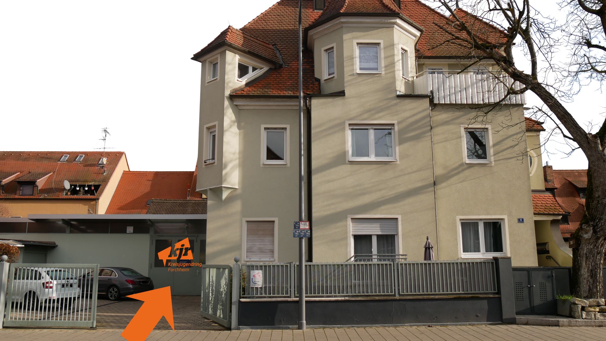 Der Verleih befindet sich im Hof, links neben dem Wohnhaus.